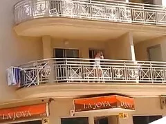 Kurva szerelem extrém! Ma, szuka, szőke, maszturbáció a tetőn a kontextussal egy Vörös tér. Shlendra lassan engedje el a ruhákat, egy rövid xxx videó ingyen szoknya, ing, hogy ki a test, ha szükséges.
