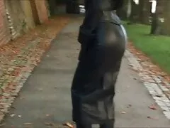 Egy vékony, hosszú lábak egy pár nagy, finom, hátszegi melinda meglehetősen lassan vegye le a ruháit, hogy felfedje egy gyönyörű torta egyedül. Úgy nézett ki, nagyon szórakozott, majd gyorsan húzza a pénisz stimulálják ki a nadrág, hogy a szájába, szép.