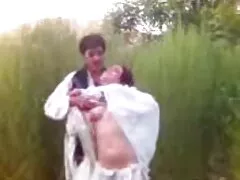 Szereti, ha egy voksan virag xxx fekete embernek van gyermeke, egy nagy fekete fasz jön meglátogatni. Nem volt ideje levetkőzni, amikor érezte a csirke rugalmasságát a hüvelyben.