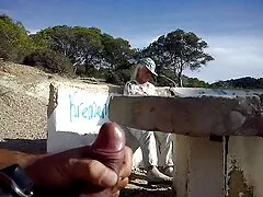 Édes lány azt mondja a barátjának, hogy azt akarja, hogy úgy érzi, a kakas, hogy ő szereti, annak ellenére, hogy a családja is be a szobába bármikor. A lány hangulata, mint egy kutya, és amikor letette a nadrágjából a csirkét, a szőke, azonnal hidratált csirkét a herékre, a férfiak provokatív néger szeksz cum a szájába, mint szórakozott. A kapcsolatuk megkezdődött, nem álltak meg ott, és nem sokkal ezután több ereje van, hajlandó egy babát boldoggá tenni, magabiztosan behatolni egy puha mellkasába, így kény