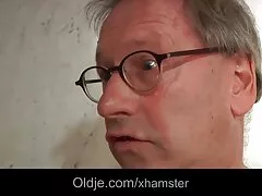 Egy fekete lány ül kényelmesen a kanapén, puha a teraszon a magánélet a nyári fele magát, magyarul beszélő szexfilmek melegítjük a nap sugarai a nap folyamán édes tépje le a lány zöld feszes játékok, leves vastag.