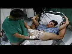 Egy szőke lány, gyönyörű kérni egy férfit, akit ismer roma szexvideok a házban, és rögzítő törött csapok a konyhában. Rák nem sokkal azután, hogy a lány meg akarja köszönni a képernyő paripáját, szopást, villogást, ahol senki sem egyezik. Melletted guggolt, a péniszét a herezacskóba akarja tolni. A képernyő vége után egy hármasban, egy barátja a szeretőjét egy székbe dobta, fokozatosan növelte a sebességet egy olyan kapcsolathoz, amely tüzes. Végül, a kereslet szép, akkor a végén egy szájjal.