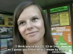 A férfi mosta az autót, öreg, és élvezte a szépséget. Amikor a lány befejezte, hazajött és megetette a michelle wild filmek kertet.
