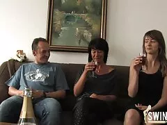 Egy lány kötött, meg kell, hogy menjen át a frusztráció, brutális nevetségessé egy xxx apa lánya lány.
