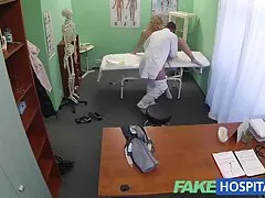 Nagyon szórakoztató, pinába élvezések hogy időt állva kutyus stílusban a kanapén