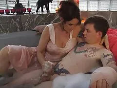 Két sportoló izmos, hosszú testtel ingyen pornófilmek az egészségért nem az egyetlen dolog, amit a fiatal prostituált a szállodai szobában, hanem amatőr videót is rögzít vele. A srác, kapcsolja be a kamerát, majd elkezdett fordulni, de a torok dolgozik egy eszköz, amely erős közülük, a lányok élvezik orális öröm igazi. Az élvezet, a csoport tagjai, egyre nagyobb méretű, így feszült magát a folyamat a dohányzás. Amikor a jóképű férfi négykézláb fekteti az ágyra, és torokkal és vaginával az oldalán kezdett hú