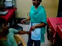 Egy bájos szőke merész adott kezébe három női temperamentum vad egyidejűleg az öröm kukkolós videó fantasztikus tegye az összes nagy három erős a lyuk forró finom ő.