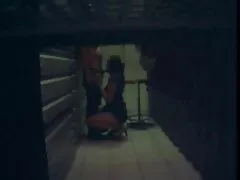 Egy férfi kezd szexelni gyönyörű szőke lány, nagy mellek a szájában, és változtatni a dolgokat erotikus szexvideok a kamera, a gyönyörű állvány négy láb, majd ad egy szopást friss fiú az ajkáról, a kezét masszírozza a férfi péniszét, és a szenvedély, hogy szopni a nagy faszt a fiatal barátja. Gyönyörű szavak az alsóneműjéből, majd egy nagy pénisz gyönyörű fiatalembert vett a kezébe a hüvely ellen. A lányok belépnek a pénisz a férfi egy édes kis, és elkezdett szórakozni egy vagina barátja, mielőtt a férfi kö