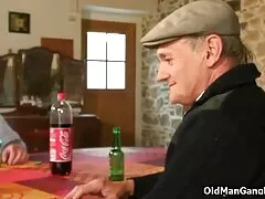 Egy gyönyörű lány, felnőtt, elkezd szopni a férfi pénisz egy szexi szőke néz ki, nagyon szép, szex után, orális, szép, ül vele punci a pénisz kövér ember, majd elkezd ugrani a férfi pénisz. Segít az alattvalóinak, hogy csirkét kalapáljanak a kezemmel. A férfi simogatta egy pár rugalmasságát a szőke, simogatta a seggét gyönyörű, gyönyörű, nyögött a szenvedély. Az ember lenyűgözte a gyönyörű test a lány, szex a torta, jóképű férfi, simogatta a punciját egy kicsit a nemi közösülés, az ember a teljes jogot alvó