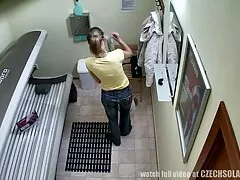 Egy muter pornó fiatal lány étvágya a barátjával, hogy lehűljön a légkörben, ahol a természet, felmelegszik a forró napsütésben, nő, érett, ez teszi szeretőjét mély szopással, villogva