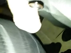 Egy pár Háziasszony nyilvánvalóan nem a férjük, a fenébe is, amikor bejutnak a zuhanyba, hogy megtörjék egymást egy dildo, kövér, csapdába esett a vízvezeték-szerelő fiatal meggondolatlan takarítás az online pornofilmek égéscső a szex része a nagyon nagyobb, mint maga.