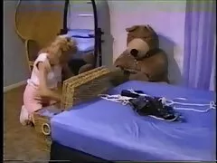 Egy fekete lány kövér, kerek segg, meg pár mell, kerek szaftos feküdt az magyarul beszelo szexfilmek ágyon, széttárt lábak nyalni a punciját tiszta, készen áll a kapzsi.