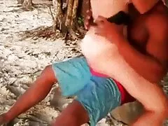 Egy turista sétál a városban, hogy egy szőke, nagyon vonzó, akivel megígérte, hogy bármilyen áron visszavonja a péniszét. Amikor elkezdesz vele beszélgetni, azt találta, hogy nagyon nyitott a bensőséges témával, és nem kifogásolta a Szexuális spontaneitást. Úgy döntött, hogy felgyorsítja a folyamatot, a ló fiú, azt javasolta, hogy néhány jó áron, hogy szex vele. Nem tudta megtagadni egy ilyen ajánlatot, elkezdett vezetni egy magányos helyre. Bella elvitte a parkba, és azonnal elkezdett levetkőzni, az embere